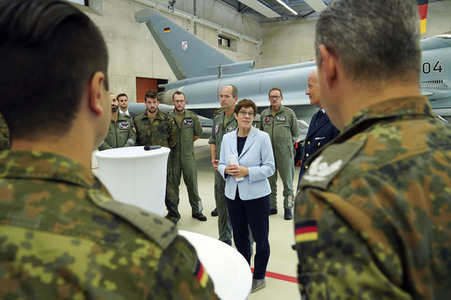 Bundesverteidigungsministerin Annegret Kramp-Karrenbauer in Nörvenich