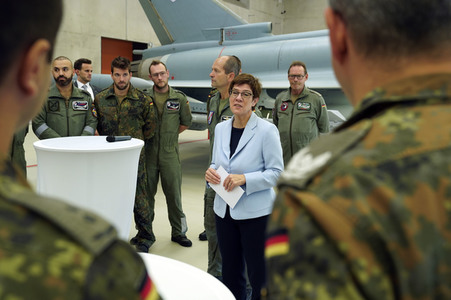 Bundesverteidigungsministerin Annegret Kramp-Karrenbauer in Nörvenich