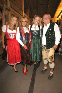 In Käfers Wiesn Schänke auf dem Oktoberfest 2019 in München