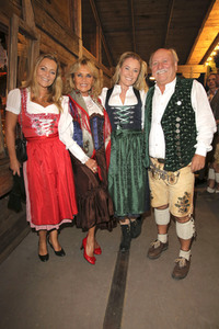 In Käfers Wiesn Schänke auf dem Oktoberfest 2019 in München