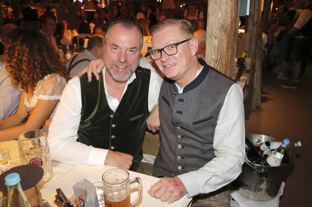 In Käfers Wiesn Schänke auf dem Oktoberfest 2019 in München