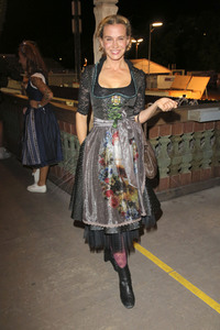 In Käfers Wiesn Schänke auf dem Oktoberfest 2019 in München