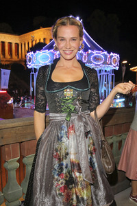 In Käfers Wiesn Schänke auf dem Oktoberfest 2019 in München