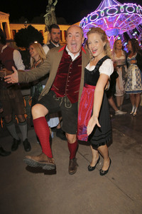 In Käfers Wiesn Schänke auf dem Oktoberfest 2019 in München