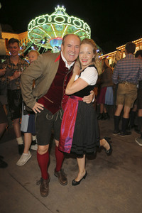 In Käfers Wiesn Schänke auf dem Oktoberfest 2019 in München