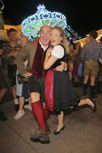 In Käfers Wiesn Schänke auf dem Oktoberfest 2019 in München