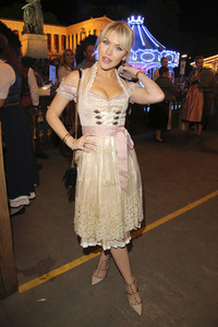 In Käfers Wiesn Schänke auf dem Oktoberfest 2019 in München