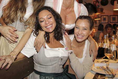 Cathy Hummels Wiesn-Bummel auf dem Oktoberfest 2019 im München