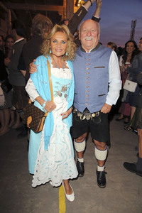 In Käfers Wiesn Schänke auf dem Oktoberfest 2019 in München