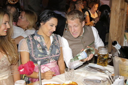 In Käfers Wiesn Schänke auf dem Oktoberfest 2019 in München