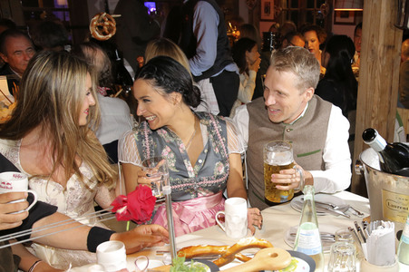 In Käfers Wiesn Schänke auf dem Oktoberfest 2019 in München