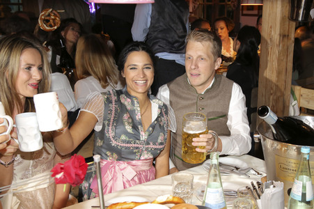 In Käfers Wiesn Schänke auf dem Oktoberfest 2019 in München