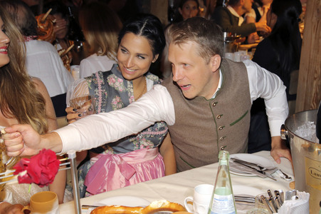 In Käfers Wiesn Schänke auf dem Oktoberfest 2019 in München