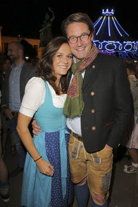 In Käfers Wiesn Schänke auf dem Oktoberfest 2019 in München