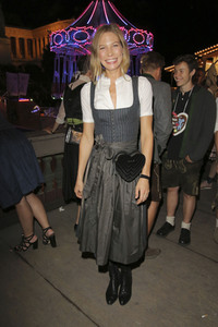 In Käfers Wiesn Schänke auf dem Oktoberfest 2019 in München