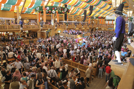 Das Schützen-Festzelt auf dem Oktoberfest 2019 in München