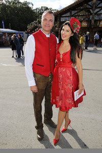 Red Damen Wiesn auf dem Oktoberfest 2019 in München