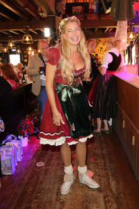 Red Damen Wiesn auf dem Oktoberfest 2019 in München