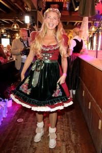 Red Damen Wiesn auf dem Oktoberfest 2019 in München