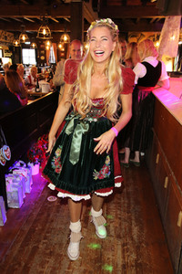 Red Damen Wiesn auf dem Oktoberfest 2019 in München