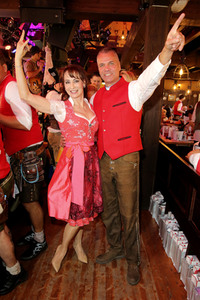 Red Damen Wiesn auf dem Oktoberfest 2019 in München