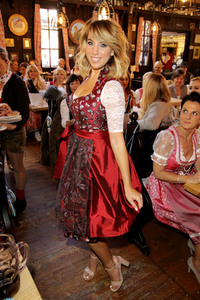 Red Damen Wiesn auf dem Oktoberfest 2019 in München