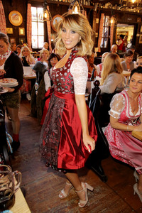 Red Damen Wiesn auf dem Oktoberfest 2019 in München