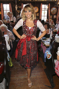 Red Damen Wiesn auf dem Oktoberfest 2019 in München