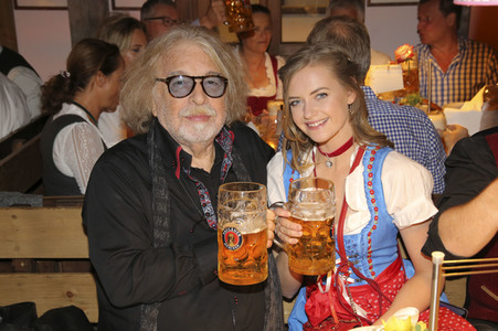 In Käfers Wiesn Schänke auf dem Oktoberfest 2019 in München
