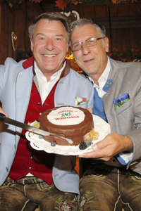 In Kufflers Weinzelt auf dem Oktoberfest 2019 in München