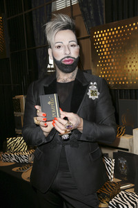 Präsentation 'Röömerturm by Glööckler' in Hamburg