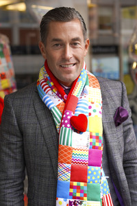 Präsentation des Karnevalsschals 'Et Hätz schleiht em Veedel' in Köln