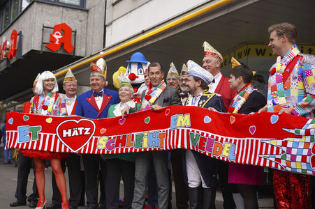 Präsentation des Karnevalsschals 'Et Hätz schleiht em Veedel' in Köln