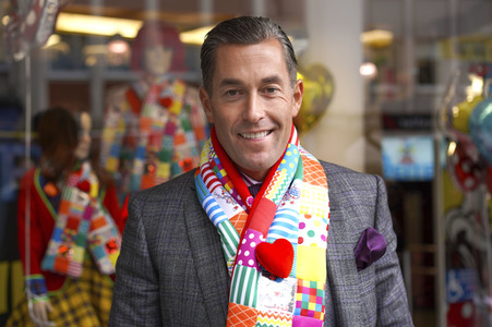 Präsentation des Karnevalsschals 'Et Hätz schleiht em Veedel' in Köln