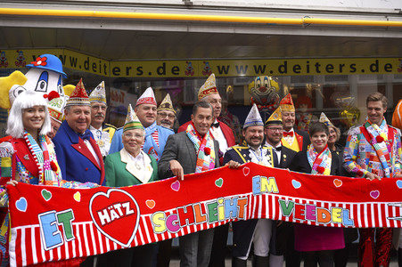 Präsentation des Karnevalsschals 'Et Hätz schleiht em Veedel' in Köln
