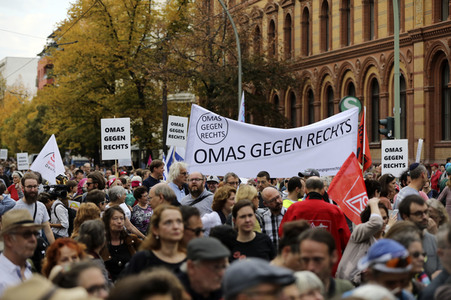 Unteilbar-Demo unter dem Motto 'Kein Fußbreit! Antisemitismus und Rassismus töten!' in Berlin