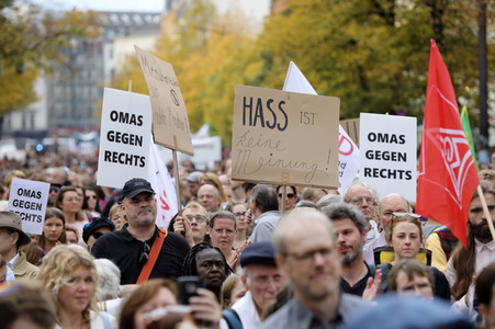Unteilbar-Demo unter dem Motto 'Kein Fußbreit! Antisemitismus und Rassismus töten!' in Berlin