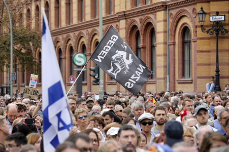 Unteilbar-Demo unter dem Motto 'Kein Fußbreit! Antisemitismus und Rassismus töten!' in Berlin