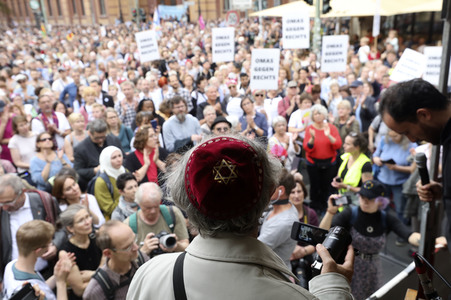 Unteilbar-Demo unter dem Motto 'Kein Fußbreit! Antisemitismus und Rassismus töten!' in Berlin