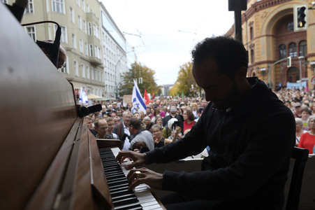 Unteilbar-Demo unter dem Motto 'Kein Fußbreit! Antisemitismus und Rassismus töten!' in Berlin