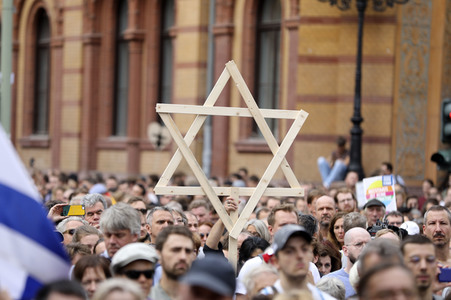 Unteilbar-Demo unter dem Motto 'Kein Fußbreit! Antisemitismus und Rassismus töten!' in Berlin