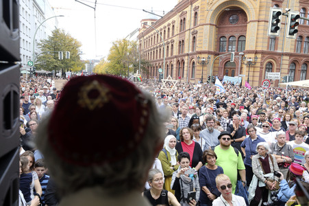 Unteilbar-Demo unter dem Motto 'Kein Fußbreit! Antisemitismus und Rassismus töten!' in Berlin