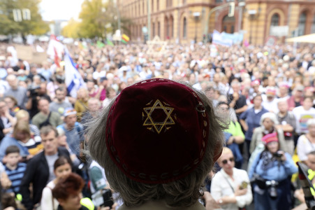 Unteilbar-Demo unter dem Motto 'Kein Fußbreit! Antisemitismus und Rassismus töten!' in Berlin
