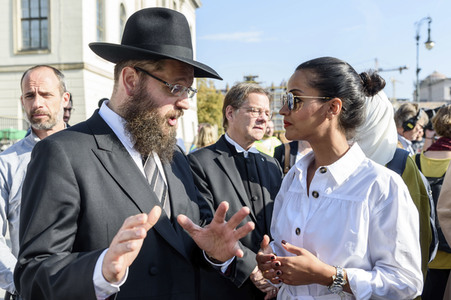 Unteilbar-Demo unter dem Motto 'Kein Fußbreit! Antisemitismus und Rassismus töten!' in Berlin