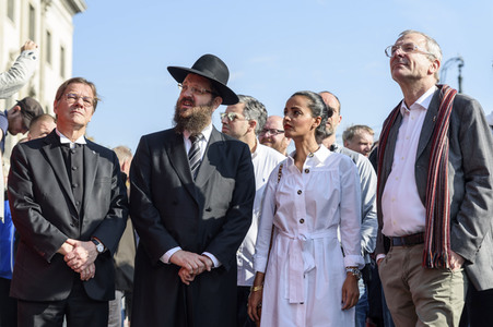 Unteilbar-Demo unter dem Motto 'Kein Fußbreit! Antisemitismus und Rassismus töten!' in Berlin