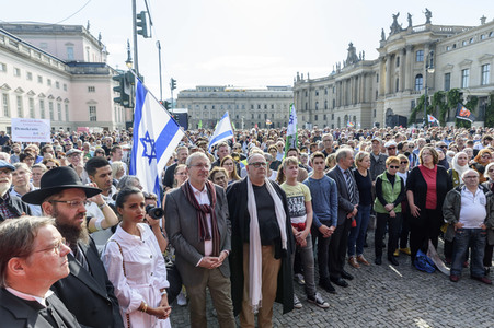 Unteilbar-Demo unter dem Motto 'Kein Fußbreit! Antisemitismus und Rassismus töten!' in Berlin