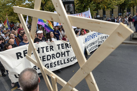 Unteilbar-Demo unter dem Motto 'Kein Fußbreit! Antisemitismus und Rassismus töten!' in Berlin