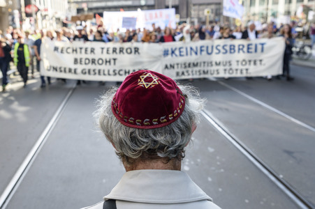 Unteilbar-Demo unter dem Motto 'Kein Fußbreit! Antisemitismus und Rassismus töten!' in Berlin