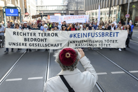 Unteilbar-Demo unter dem Motto 'Kein Fußbreit! Antisemitismus und Rassismus töten!' in Berlin