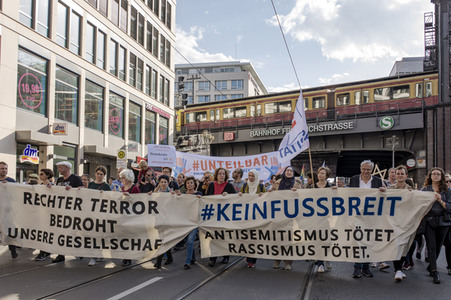 Unteilbar-Demo unter dem Motto 'Kein Fußbreit! Antisemitismus und Rassismus töten!' in Berlin